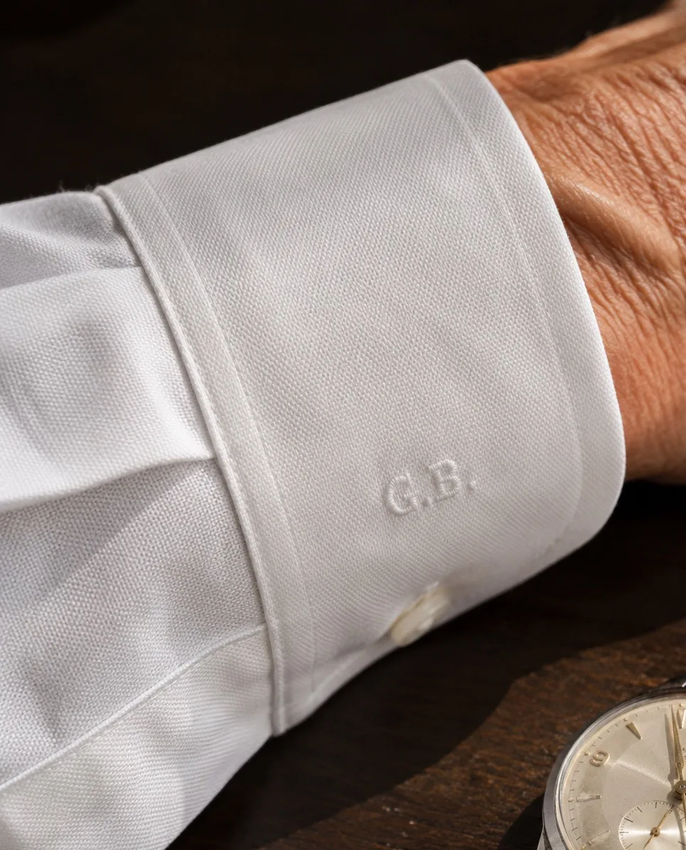 Geborduurd monogram op de manchet